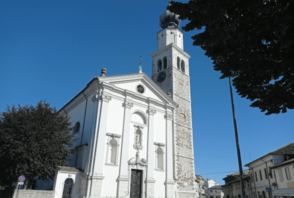Copertina per Piovono calcinacci sulla cantoria, stop alle messe in chiesa a Romans